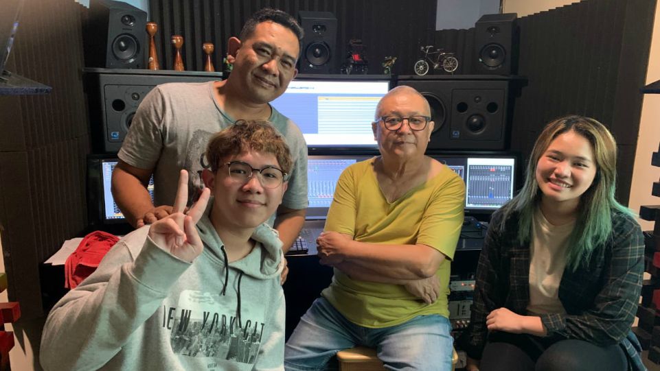 1 - Chossypratama (baju kuning), Alex dan Bea didampingi ayah mereka AM. Kuncoro saat recording vocal di studio Promidi Audio Indonesia, Jakarta 3 Oktober 2020. (Dok. Istimewa).jpg
